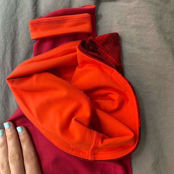 Lululemon reversible red with snake print detail - Picture 3 of 3